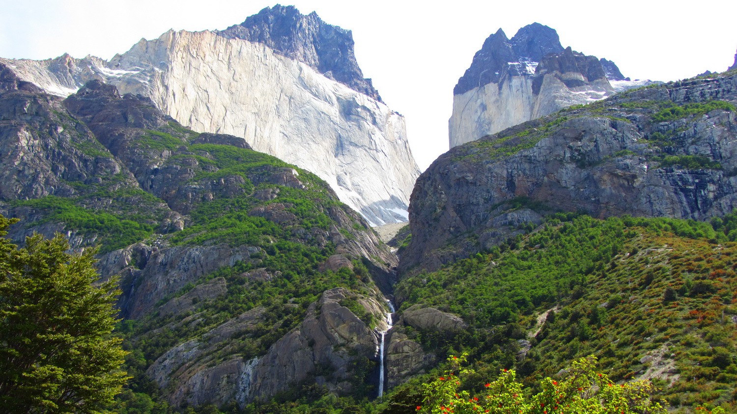 Cuerno Principal (2600m) and Cuerno Este (2200m)